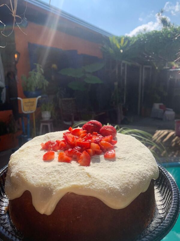 Bolo de Leite ninho com Morango